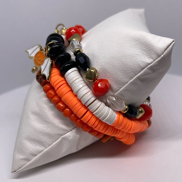 4 Halloween themed stackable bracelets with charms & beads - Picture 6 of 13